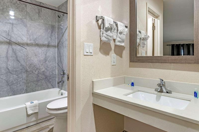 جناح جونيور, NH Collection Torino Santo Stefano