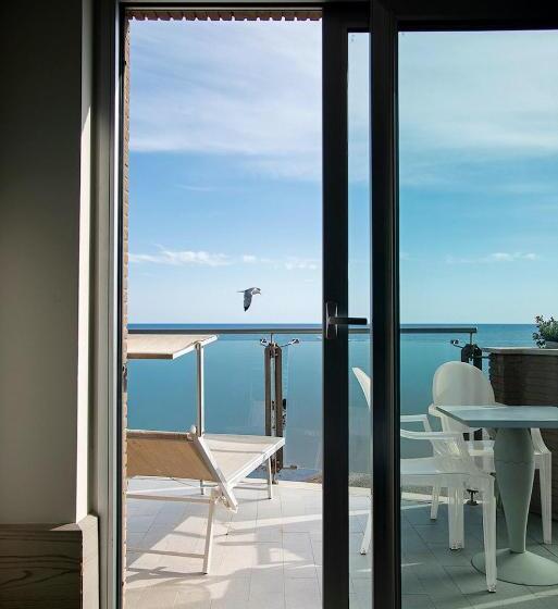 غرفة سوبيريور ثلاثية مطلّة علي البحر, Smy Aran Blu Roma Mare