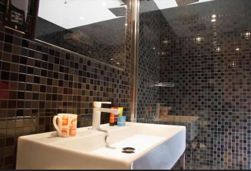 スタンダード4人部屋, Grassmarket