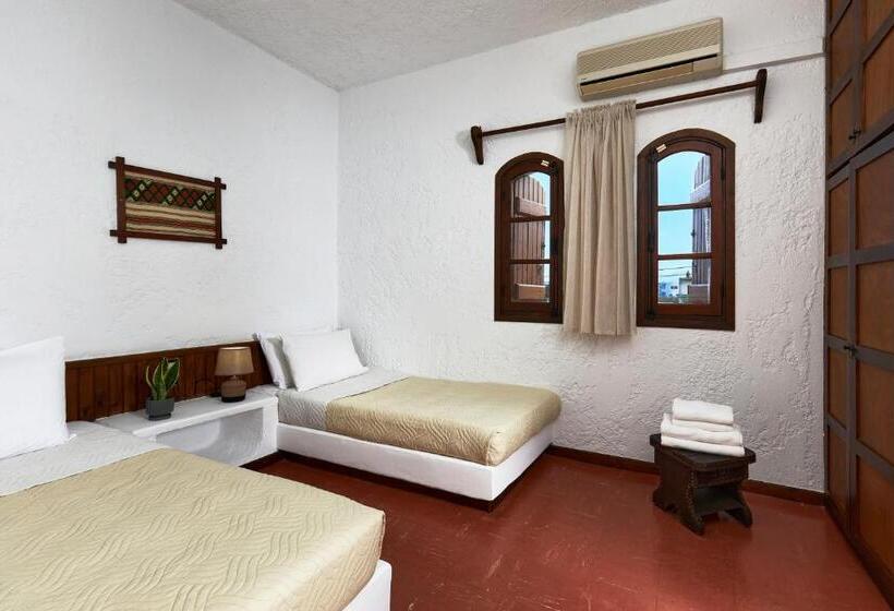 标准三人间, Mila Malia Studios