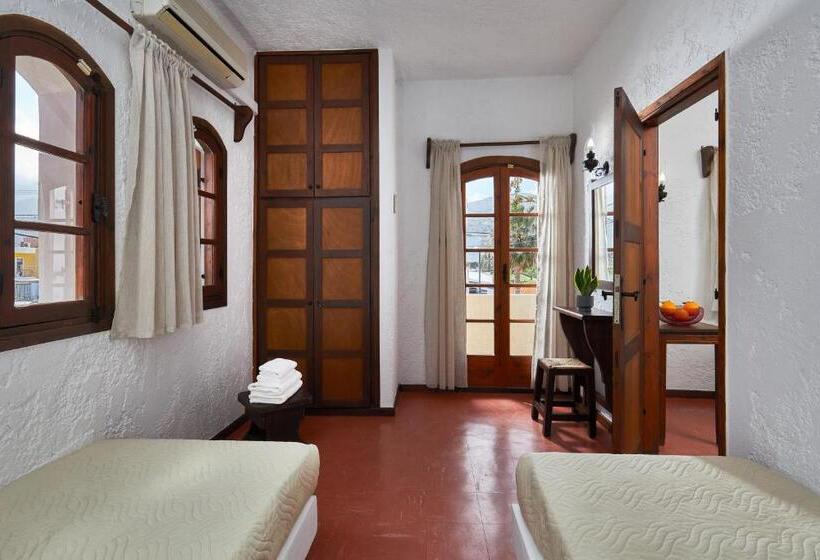 标准三人间, Mila Malia Studios