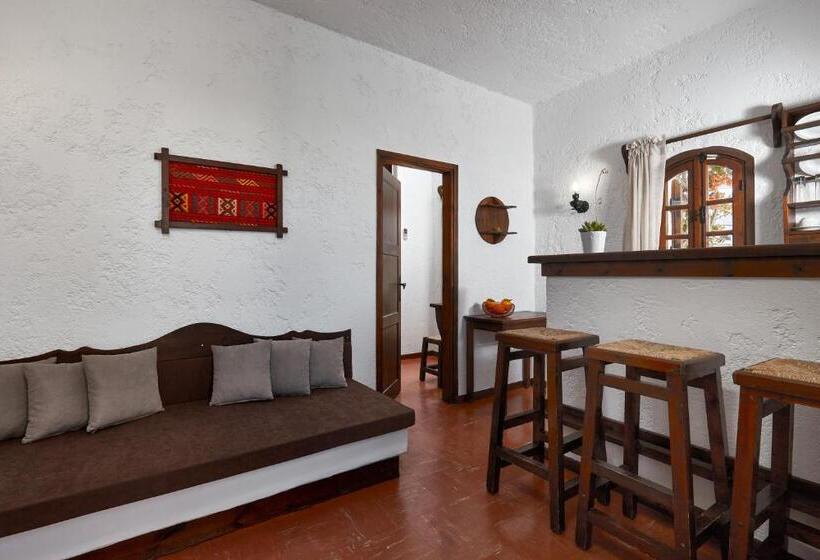 スタンダードトリプルルーム, Mila Malia Studios