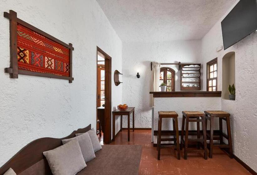 标准三人间, Mila Malia Studios