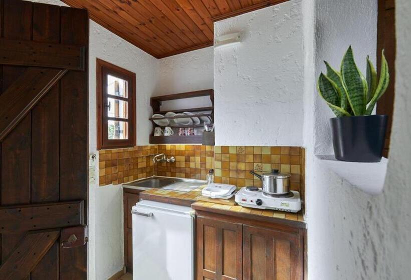 수피리어 스튜디오, Mila Malia Studios