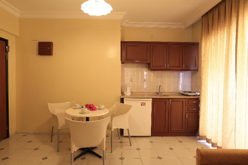 스탠다드 스튜디오, Amaris Apartments