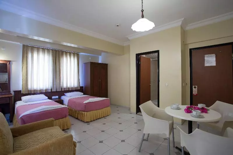 استودیوی استاندارد, Amaris Apartments