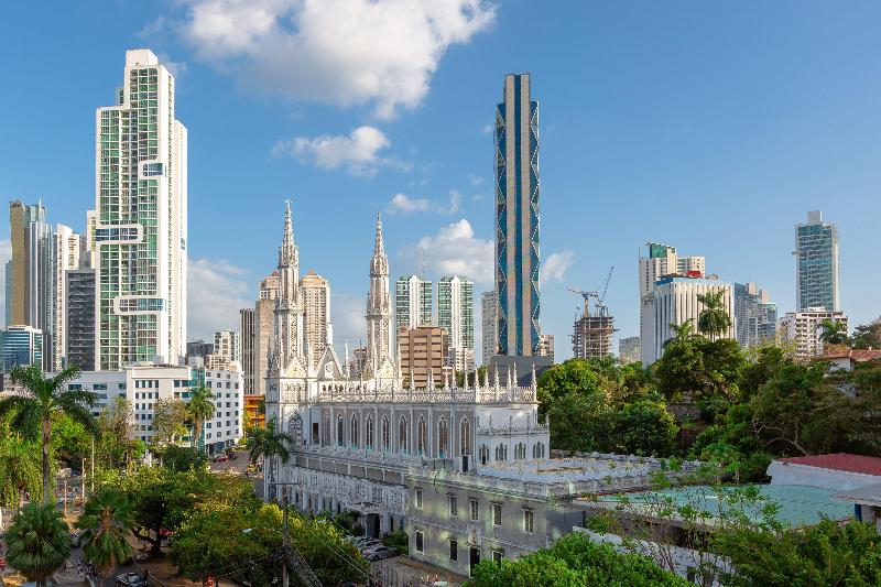 מיטת קינג בסוויטה, Crowne Plaza Panama, An Ihg