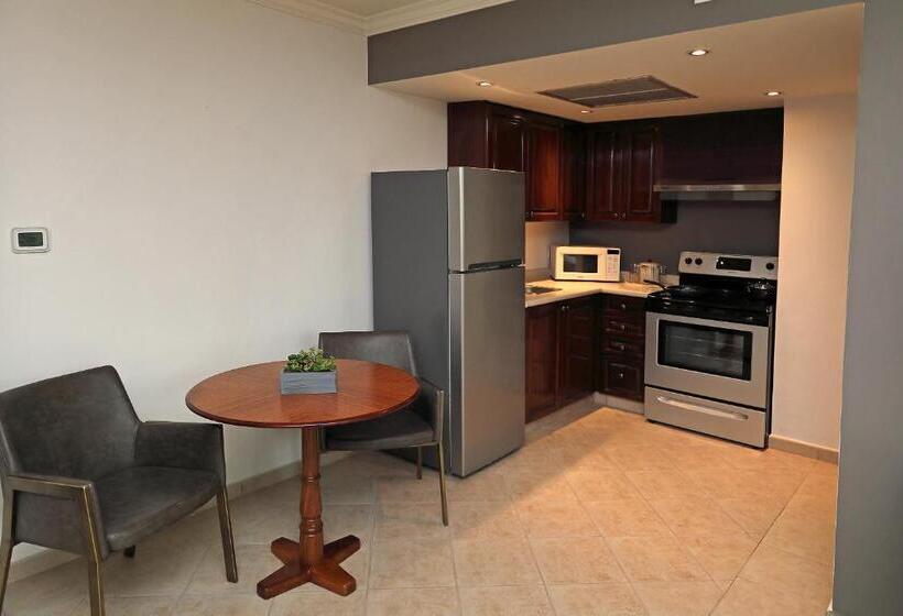 מיטת קינג בסוויטה, Crowne Plaza Panama, An Ihg