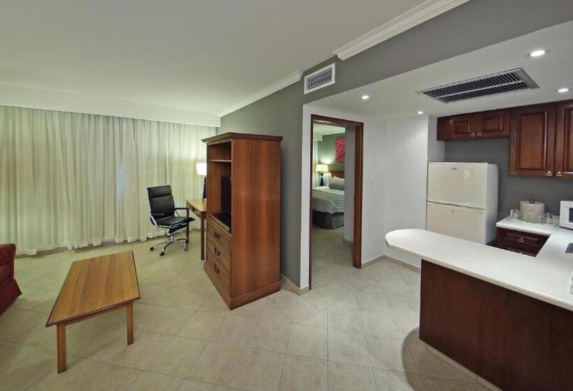 מיטת קינג בסוויטה, Crowne Plaza Panama, An Ihg