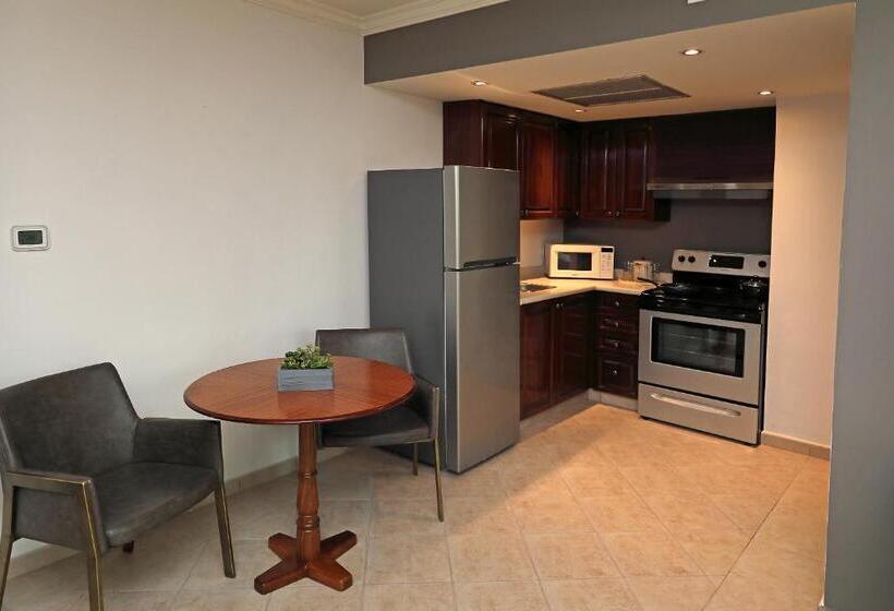 מיטת קינג בסוויטה, Crowne Plaza Panama, An Ihg