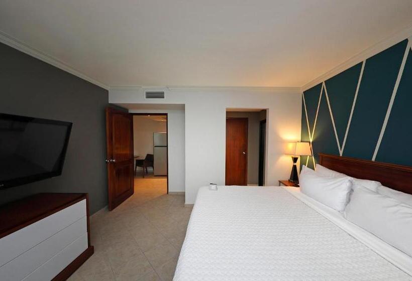 מיטת קינג בסוויטה, Crowne Plaza Panama, An Ihg