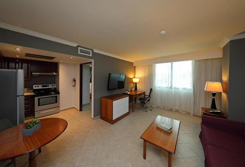 מיטת קינג בסוויטה, Crowne Plaza Panama, An Ihg