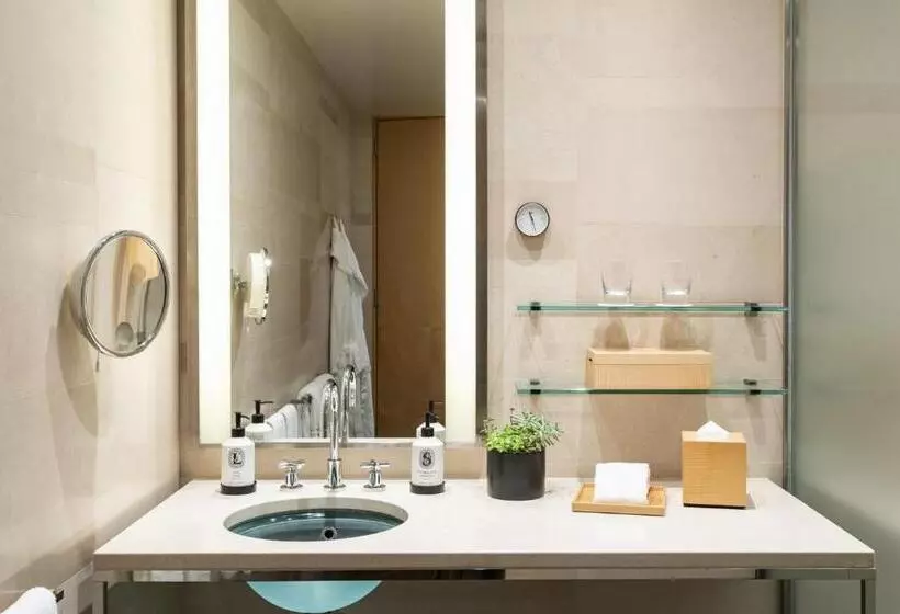 キングサイズベッドのデラックスルーム, Four Seasons Hotel Tokyo At Marunouchi