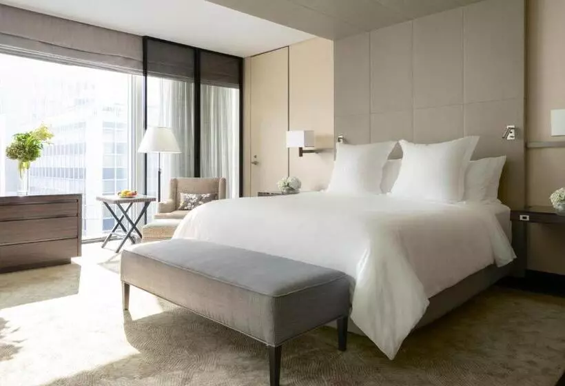 キングサイズベッド、シティビューデラックスルーム, Four Seasons Hotel Tokyo At Marunouchi