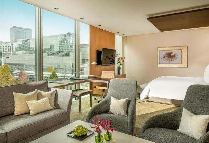 キングサイズベッドのジュニアスイート, Four Seasons Hotel Tokyo At Marunouchi
