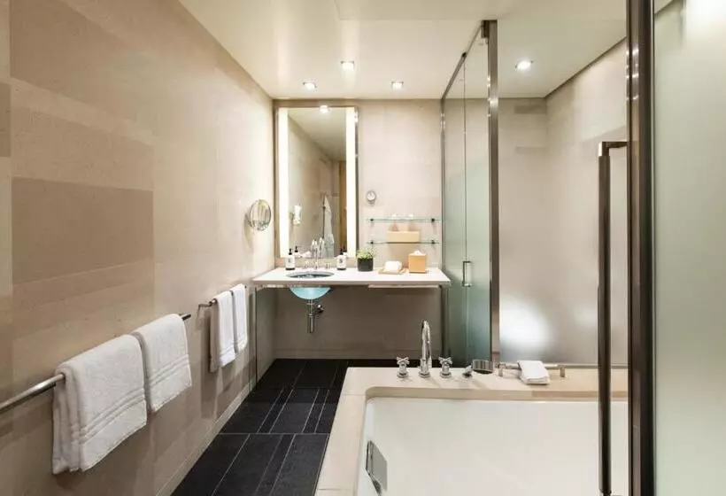 キングサイズベッドのジュニアスイート, Four Seasons Hotel Tokyo At Marunouchi