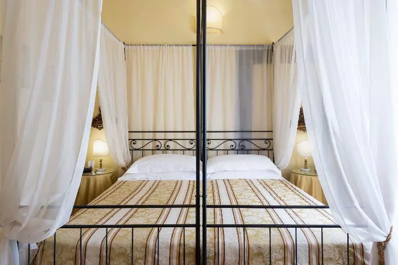 اتاق استاندارد, Francia