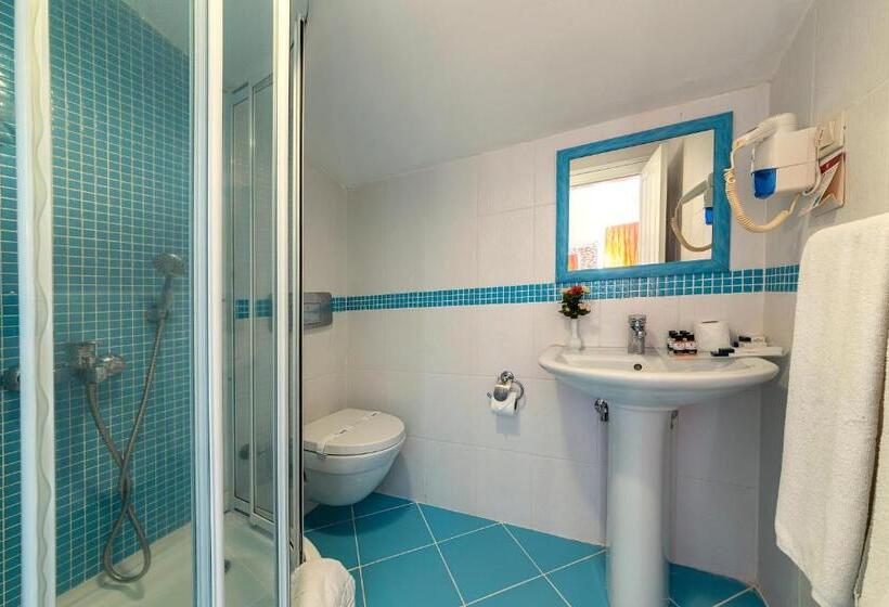 غرفة قياسية مطلّة علي البحر, Kayamaris