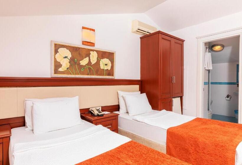 غرفة قياسية مطلّة علي البحر, Kayamaris