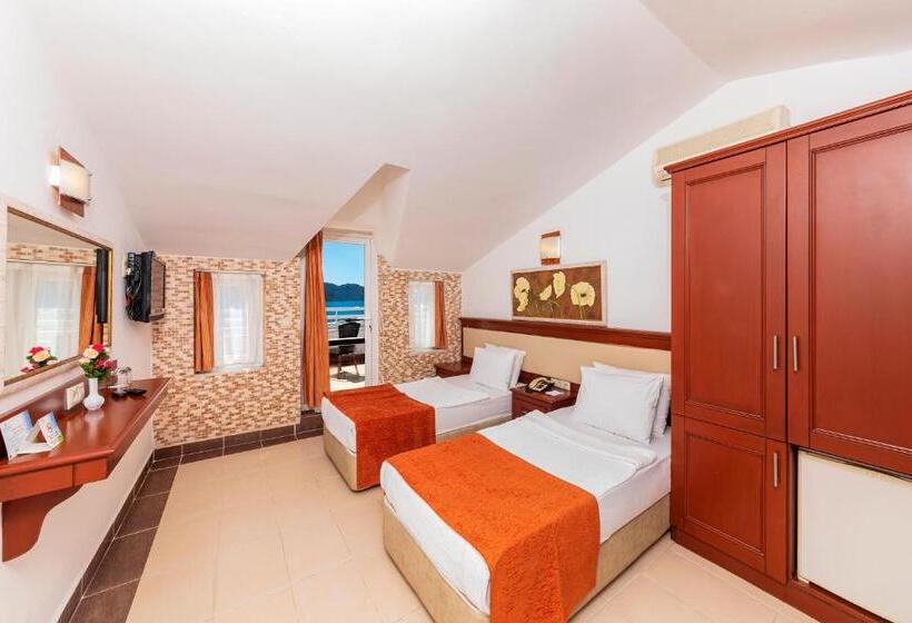 غرفة قياسية مطلّة علي البحر, Kayamaris