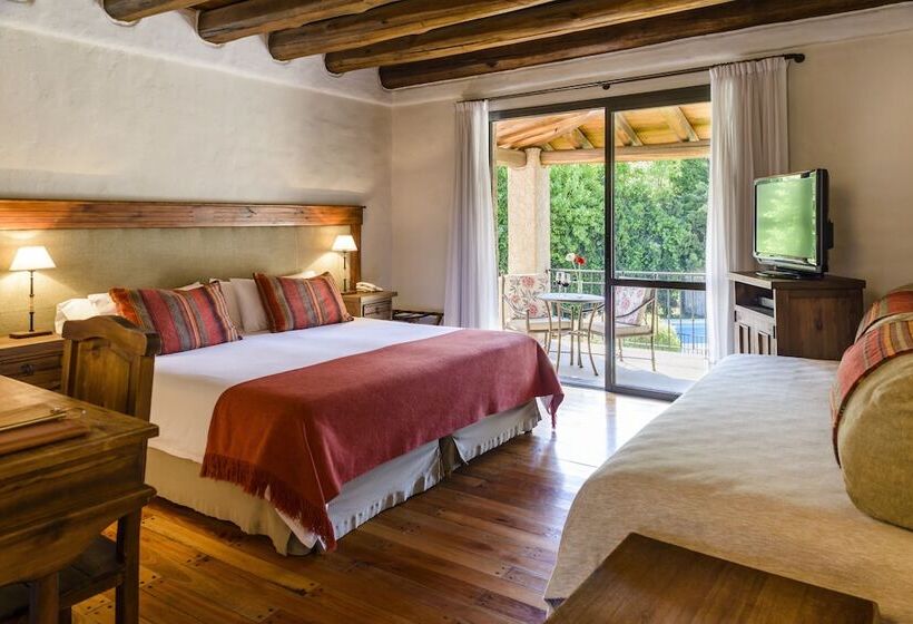 غرفة كلاسيكية ثلاثية, Lares De Chacras