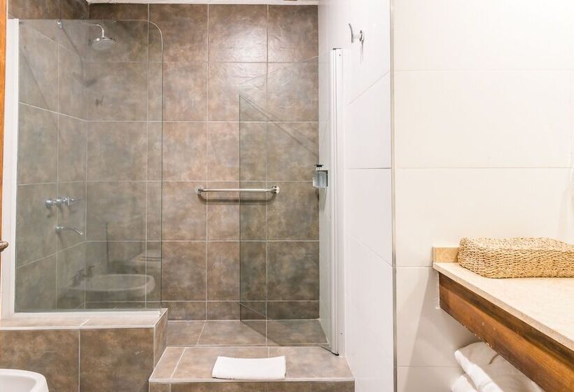 غرفة كلاسيكية ثلاثية, Lares De Chacras