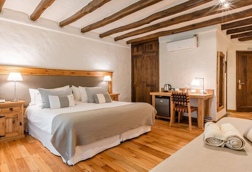 غرفة كلاسيكية ثلاثية, Lares De Chacras