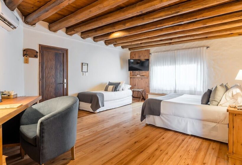 غرفة كلاسيكية ثلاثية, Lares De Chacras