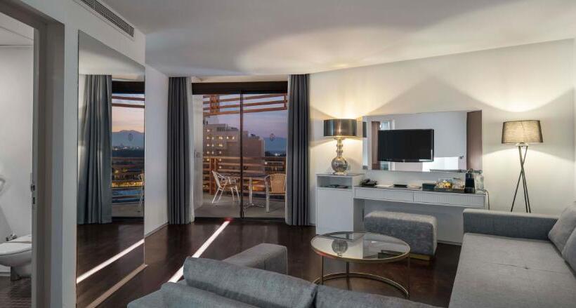 سوییت لوکس, Nirvana Cosmopolitan Hotel Convention & Sports Center