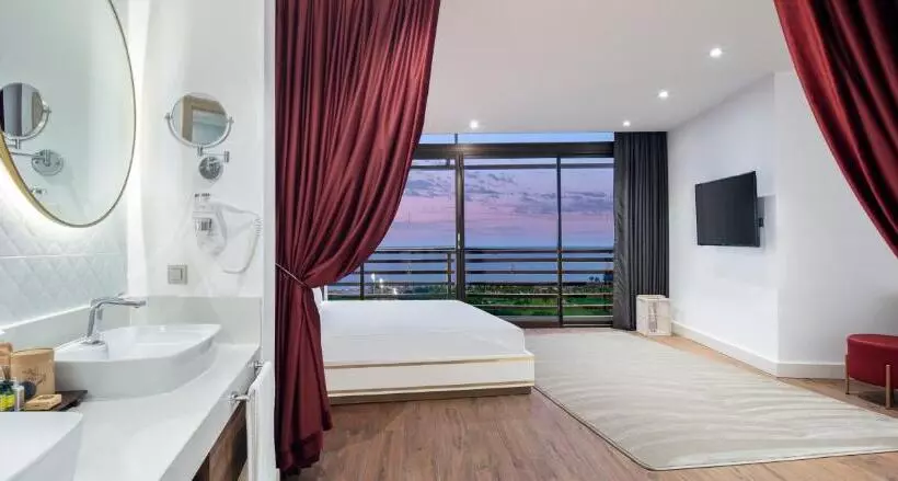 سوئیت با تخت بزرگ, Nirvana Cosmopolitan Hotel   Convention & Sports Center