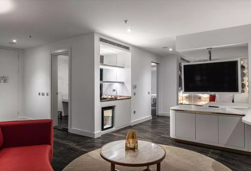 سوئیت با تخت بزرگ, Nirvana Cosmopolitan Hotel   Convention & Sports Center