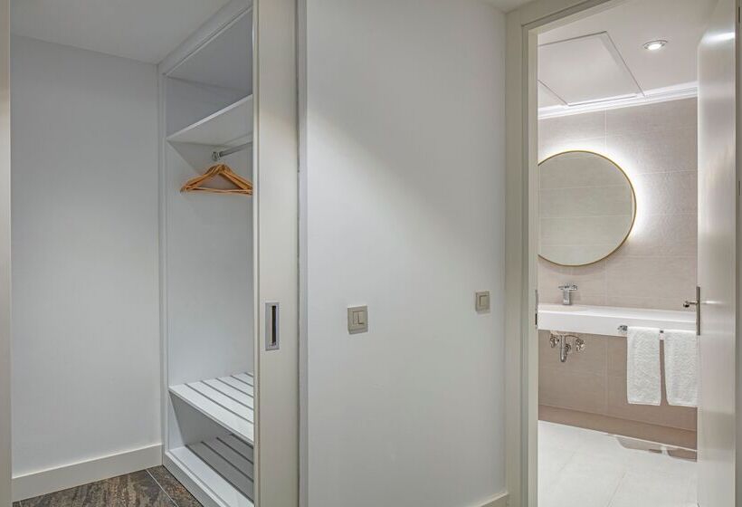 سوئیت با تخت بزرگ, Nirvana Cosmopolitan Hotel Convention & Sports Center