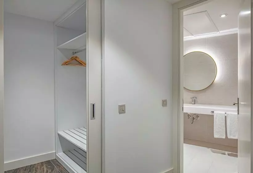 سوئیت با تخت بزرگ, Nirvana Cosmopolitan Hotel   Convention & Sports Center