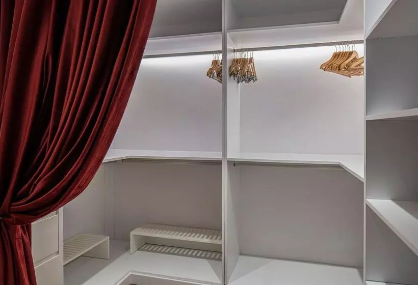 سوئیت با تخت بزرگ, Nirvana Cosmopolitan Hotel   Convention & Sports Center