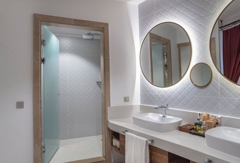 سوئیت با تخت بزرگ, Nirvana Cosmopolitan Hotel Convention & Sports Center