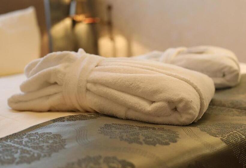 جناح جونيور, The Lakeside   Burghotel Zu Strausberg