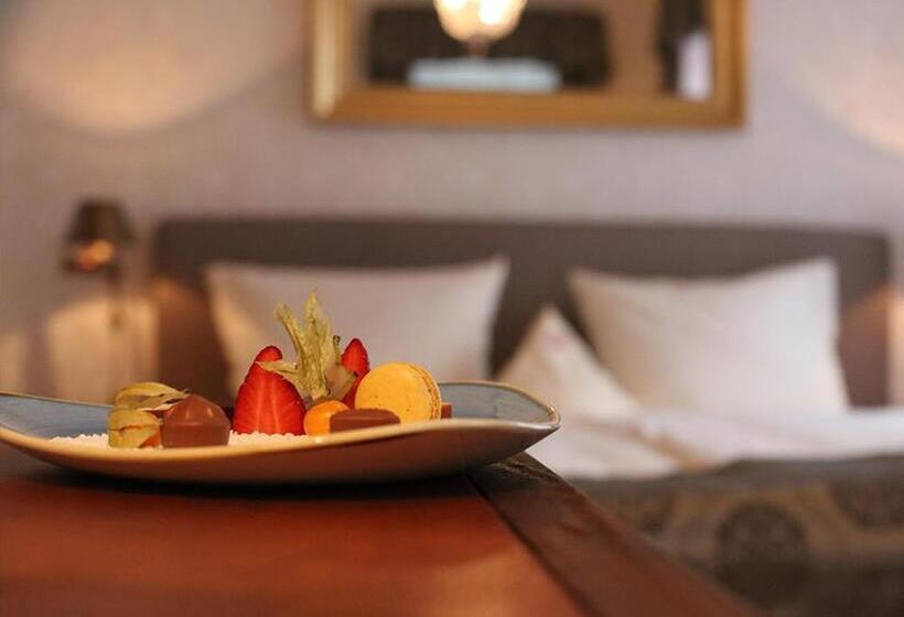 جناح جونيور, The Lakeside   Burghotel Zu Strausberg