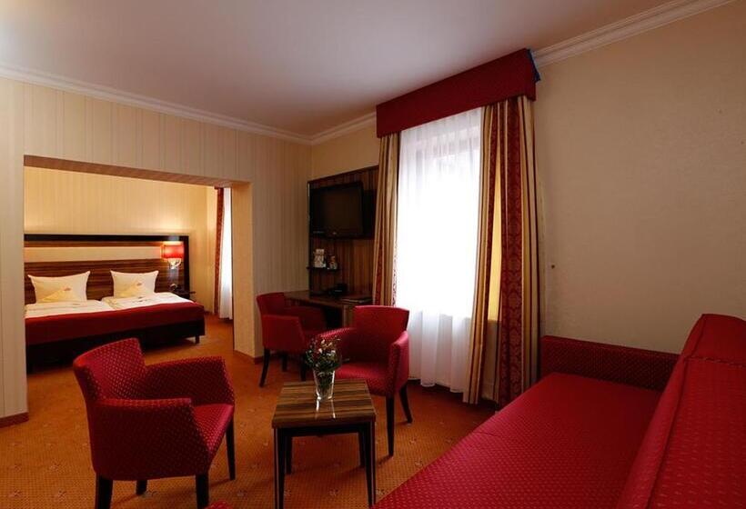 جناح جونيور, The Lakeside   Burghotel Zu Strausberg