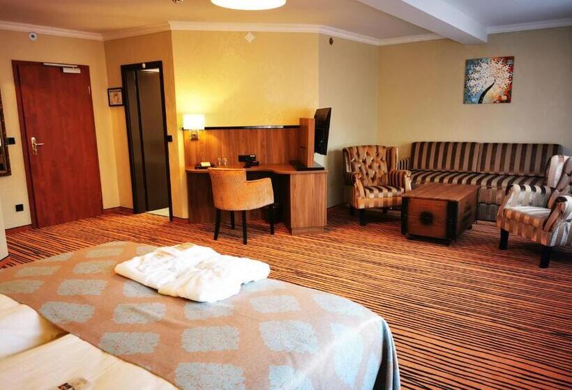 جناح جونيور, The Lakeside   Burghotel Zu Strausberg