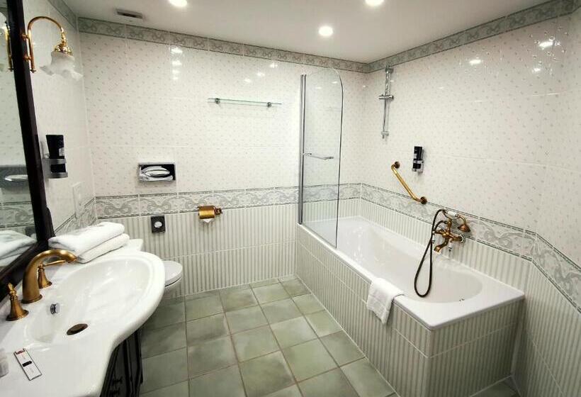 جناح جونيور, The Lakeside   Burghotel Zu Strausberg