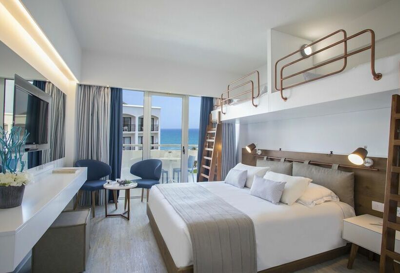 اتاق خانوادگی با چشم‌انداز جانبی دریا, Lordos Beach Hotel & Spa