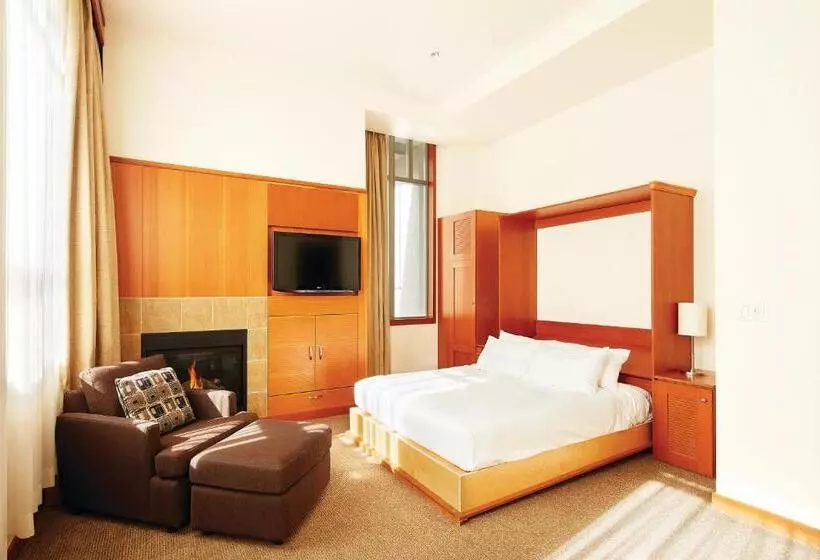 استودیوی استاندارد, Pan Pacific Whistler Village Centre