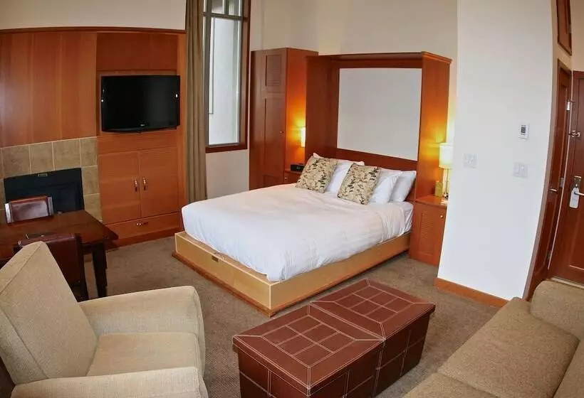 استودیوی استاندارد, Pan Pacific Whistler Village Centre