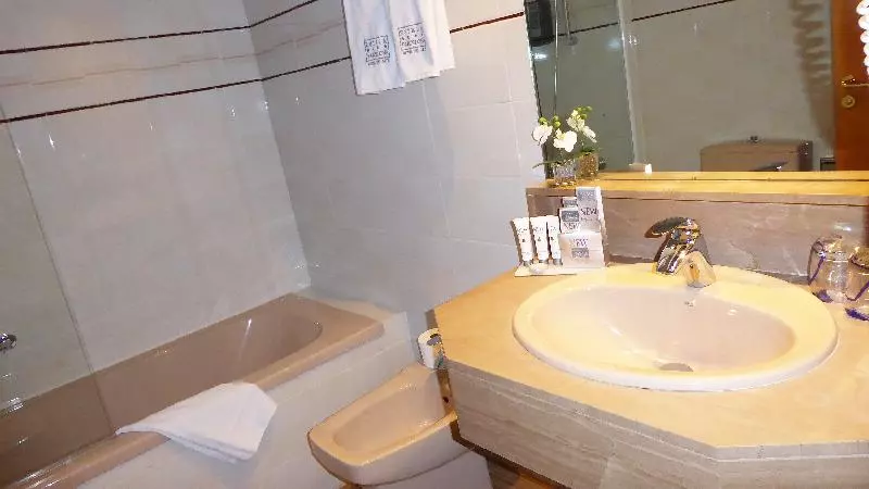 اتاق استاندارد با تخت بزرگ, Radisson Hotel Salt Lake City Airport