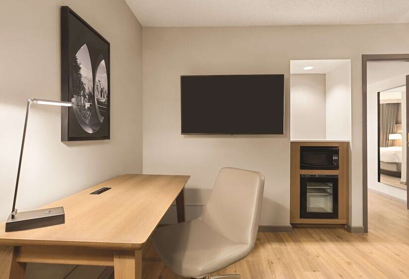 سوییت, Radisson Hotel Seattle Airport