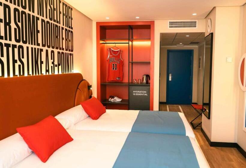 プールビューのスタンダードクアドラプルルーム, Magic Sports 4*