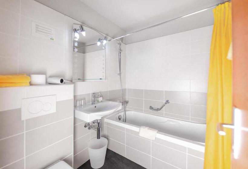 חדר סטנדרט לשלושה, Mountime