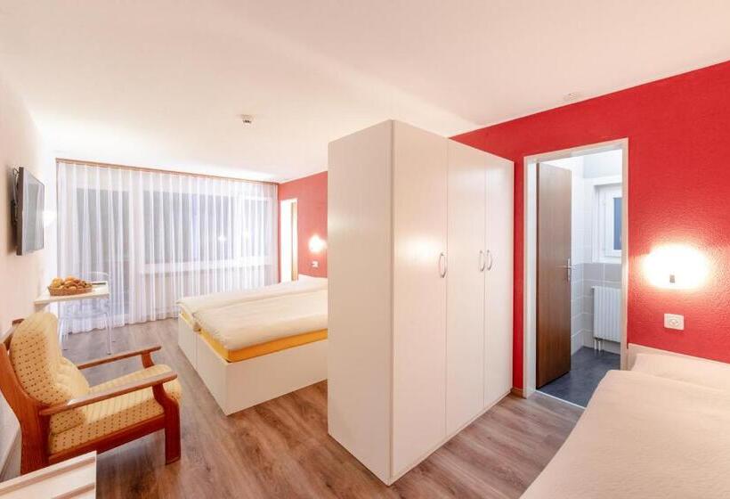 חדר סטנדרט לשלושה, Mountime