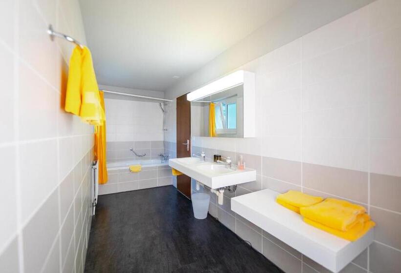 חדר סטנדרט לארבעה, Mountime