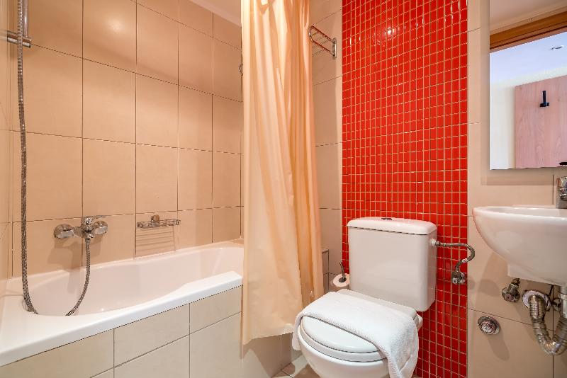 スタンダード4人部屋, Punta